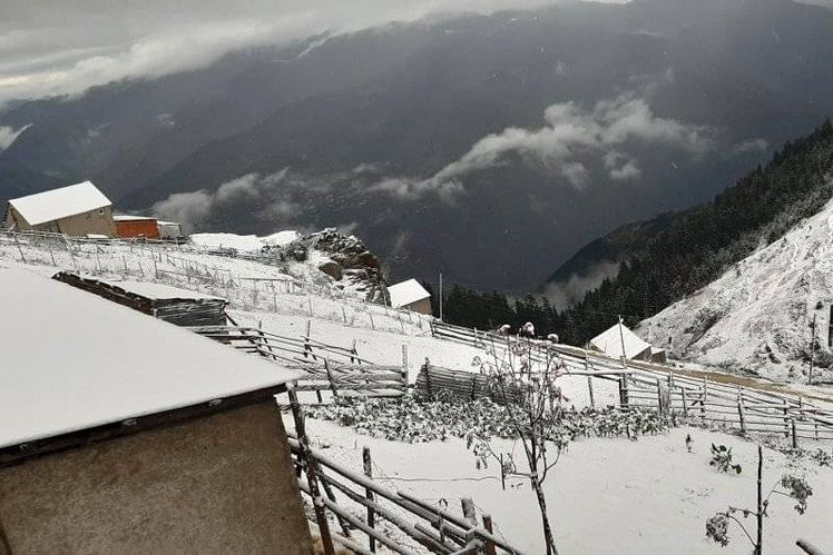 Gümüşhane yaylaları beyaz örtüyle kaplandı